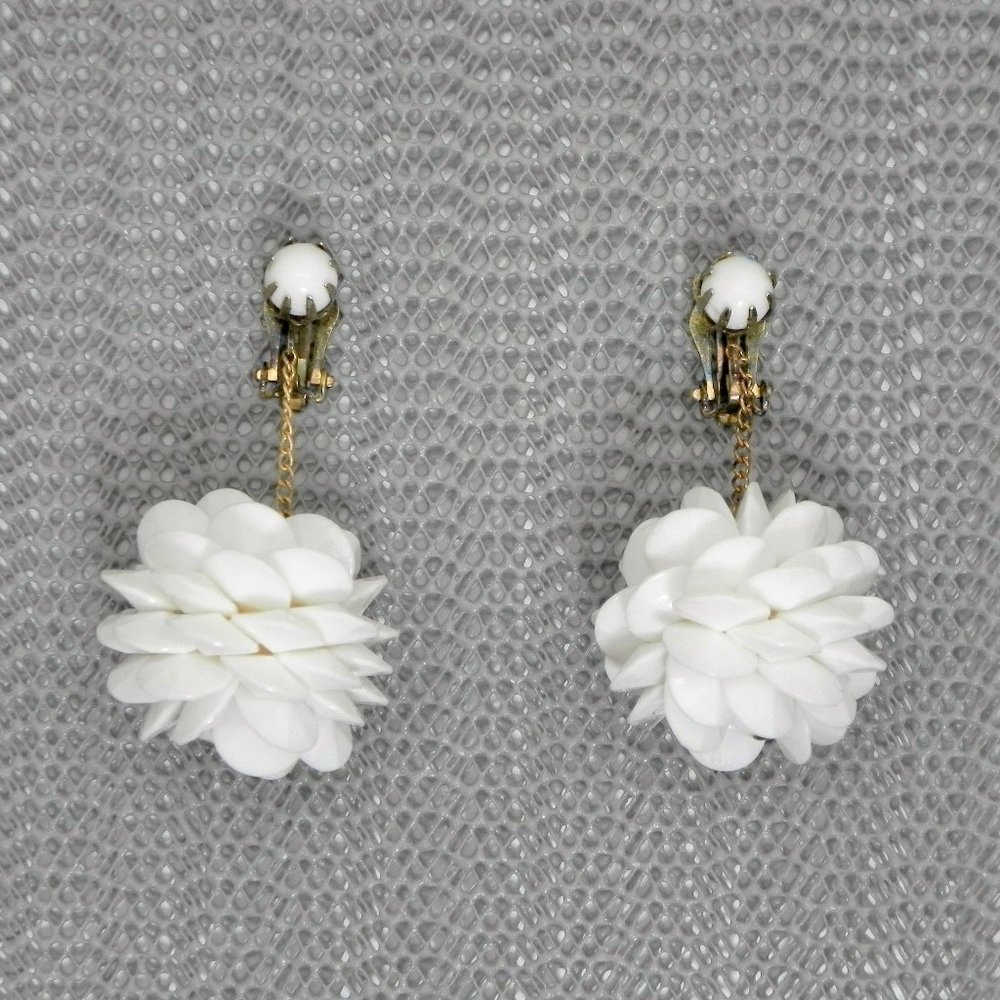 Vintage Large White Dangle Flower Ball Clip-on Earrings
